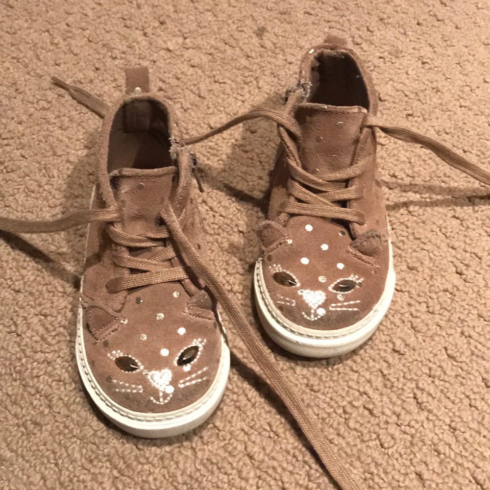 Neutral kitty shoes! Suede
